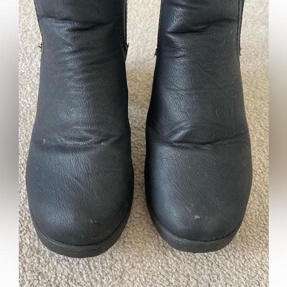 black ankle bootie w/ heel - Picture 4 of 4